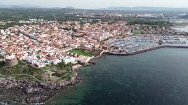 4K Güney Sardunya 'daki Portoscuso Sahil Kasabası Hava Panoraması