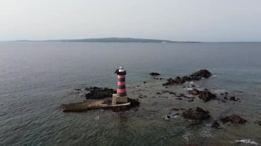 Portoscuso Sardunya 'nın Renkli Evlerinin Üzerinde 4K İHA Uçuşu