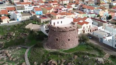 Portoscuso Sardunya 'nın Renkli Evlerinin Üzerinde 4K İHA Uçuşu