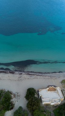 Calasetta 'da turkuaz suyla Sotto Torre sahilinin havadan görüntüsü.