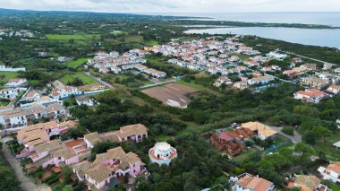 Tarihi kulesi ve kıyı şeridiyle Calasetta 'nın hava manzarası.