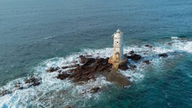 Calasetta Sardinia yakınlarındaki kayalık sahilde Mangiabarche deniz feneri.