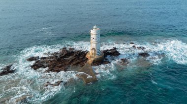 Calasetta Sardinia yakınlarındaki kayalık sahilde Mangiabarche deniz feneri.