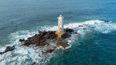 Calasetta Sardinia yakınlarındaki kayalık sahilde Mangiabarche deniz feneri.