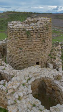 Sardunya Nuraghe Piscu harabeleri Sardunya 'nın kırsalında tepeden görülüyor