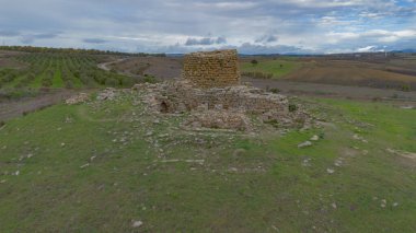 Sardunya Nuraghe Piscu harabeleri Sardunya 'nın kırsalında tepeden görülüyor