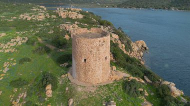 Sardunya 'da denize bakan Porto Budello' nun antik sahil gözetleme kulesi.