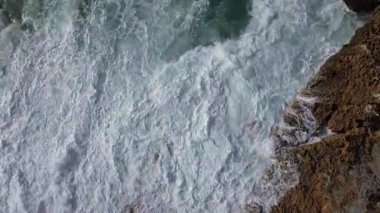 Turkuaz suyu ve beyaz kuvars kumu Arutas sahilinde, Sardunya.