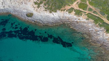 Kayalık kıyı ve turkuaz Akdeniz 'in üst hava manzarası