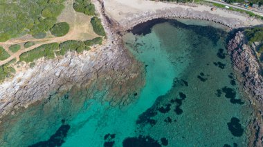 Kayalık kıyı ve turkuaz Akdeniz 'in üst hava manzarası