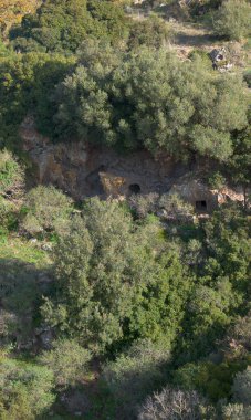 Sardunya 'nın dramatik gökyüzü altında yeşil manzaradan yükselen tarih öncesi nuraghe taşı yapısı