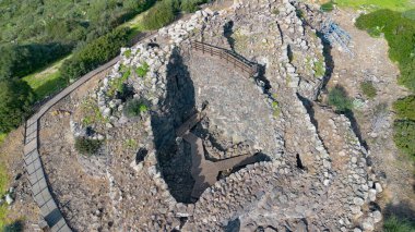Antik Nuraghe taşından bir yapının havadan görünüşü, Sardunya 'nın kırsal kesimindeki tarih öncesi kalıntılar..