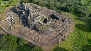 Antik Nuraghe taşından bir yapının havadan görünüşü, Sardunya 'nın kırsal kesimindeki tarih öncesi kalıntılar..