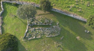 Sardunya 'nın yeşil kırsal kesimleriyle çevrili antik bir Dev Mezar arkeolojik sahasının havadan görünüşü.