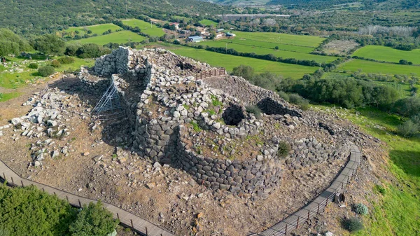 Antik Nuraghe taşından bir yapının havadan görünüşü, Sardunya 'nın kırsal kesimindeki tarih öncesi kalıntılar..