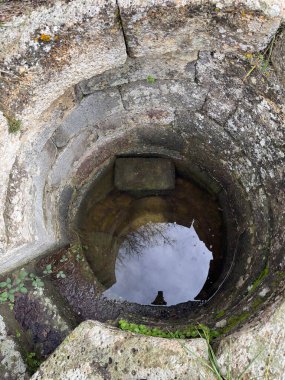 Sardunya 'nın merkezindeki Nuragic medeniyetinin antik kutsal kuyusu