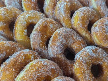 Tahtada şekerle kaplanmış taze kızarmış çörekleri kapat.