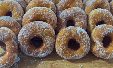 Tahtada şekerle kaplanmış taze kızarmış çörekleri kapat.