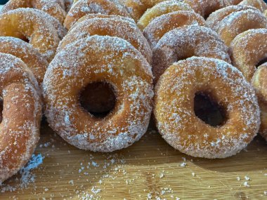 Tahtada şekerle kaplanmış taze kızarmış çörekleri kapat.