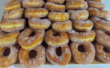 Tahtada şekerle kaplanmış taze kızarmış çörekleri kapat.