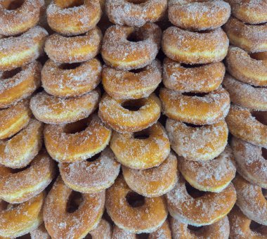 Tahtada şekerle kaplanmış taze kızarmış çörekleri kapat.