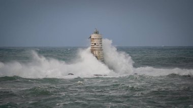 Mangiabarche Deniz Feneri dramatik denizde fırtına dalgalarıyla savaşıyor