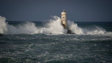 Mangiabarche Deniz Feneri dramatik denizde fırtına dalgalarıyla savaşıyor