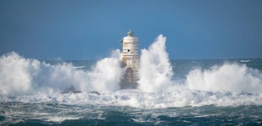 Dramatik okyanus fırtınası ve dayanıklı kıyı feneri, Calasetta Mangiabarche