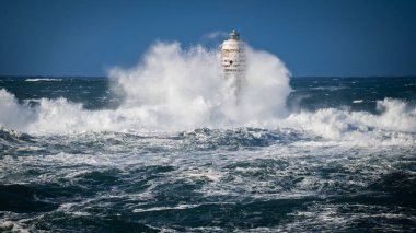 Dramatik okyanus fırtınası ve dayanıklı kıyı feneri, Calasetta Mangiabarche