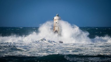 Dramatik okyanus fırtınası ve dayanıklı kıyı feneri, Calasetta Mangiabarche