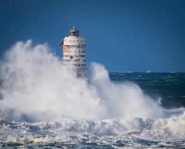 Dramatik okyanus fırtınası ve dayanıklı kıyı feneri, Calasetta Mangiabarche