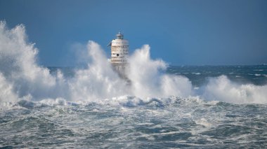 Dramatik okyanus fırtınası ve dayanıklı kıyı feneri, Calasetta Mangiabarche