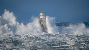 Dramatik okyanus fırtınası ve dayanıklı kıyı feneri, Calasetta Mangiabarche