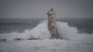 Mangiabarche Deniz Feneri Kulesi 'ni yutan güçlü deniz spreyi