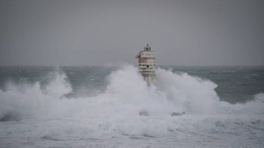 Mangiabarche Deniz Feneri Kulesi 'ni yutan güçlü deniz spreyi