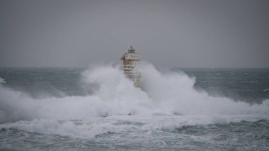 Mangiabarche Deniz Feneri Kulesi 'ni yutan güçlü deniz spreyi