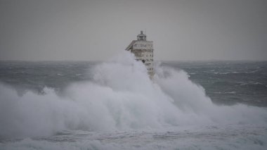 Mangiabarche Deniz Feneri Kulesi 'ni yutan güçlü deniz spreyi
