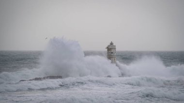 Mangiabarche Deniz Feneri Kulesi 'ni yutan güçlü deniz spreyi