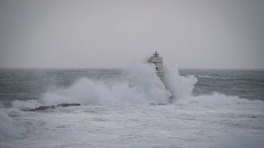 Mangiabarche Deniz Feneri Kulesi 'ni yutan güçlü deniz spreyi