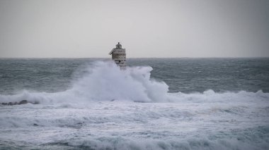 Mangiabarche Deniz Feneri Kulesi 'ni yutan güçlü deniz spreyi