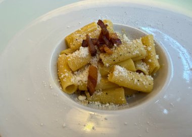 Geleneksel İtalyan rigatoni carbonara ve gevrek guanciale.
