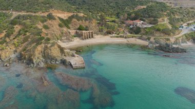 Masua plajı ve turkuaz deniz manzarası. Sardunya.