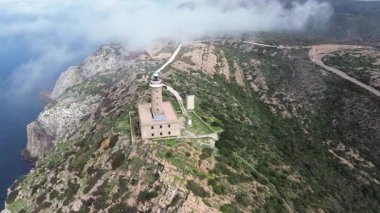 Akdeniz kayalıklarına bakan tarihi deniz feneri, Carloforte Capo Sandalo