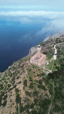 Akdeniz kayalıklarına bakan tarihi deniz feneri, Carloforte Capo Sandalo