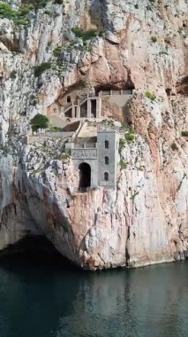 Porto Flavia madeni Pan di Zucca kaya yığınının önünde İHA 'dan görüldü