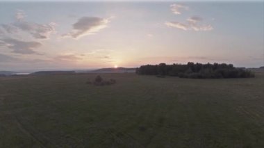 Uçuş Sarı zemin üzerinde gün batımında