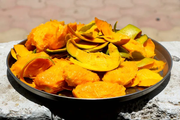 Mango tabakta mango derisi ve tohumu vardı.