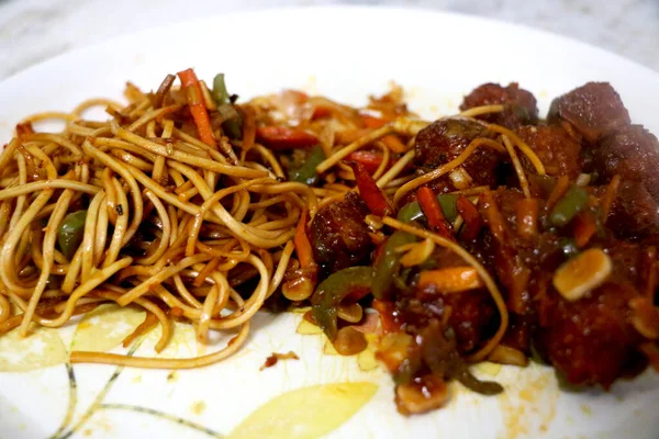 Ινδική Κινεζική Hakka Noodle Και Manchurian Λευκό Πιάτο — Φωτογραφία Αρχείου