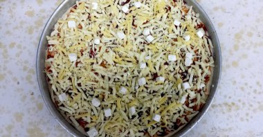 Mutfakta pizzanın hazırlanışının en üst görüntüsü