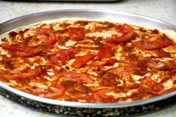 Vista Preparazione Pizza Cucina Con Pizzaiolo Pomodoro — Foto Stock